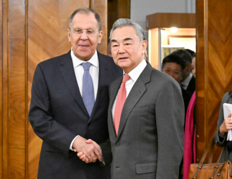 王毅同拉夫罗夫共同强调维护二战胜利成果 